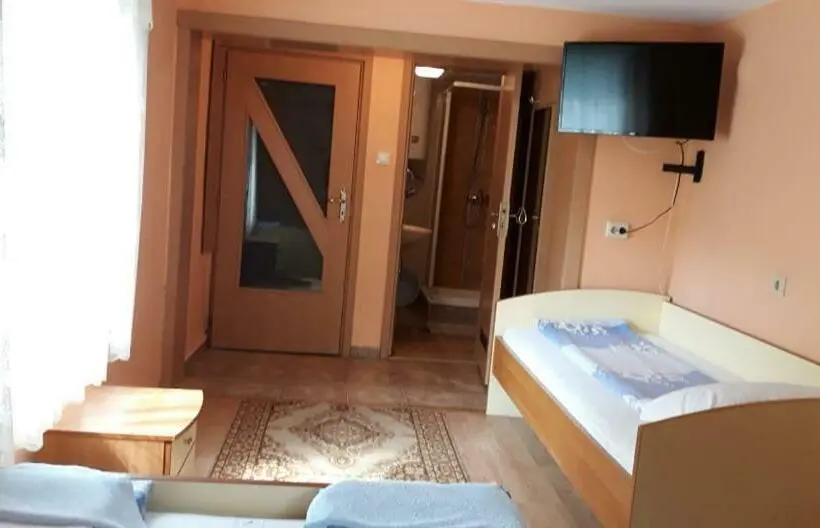 庭の見えるスタンダードトリプルルーム, Guest House Rusalka