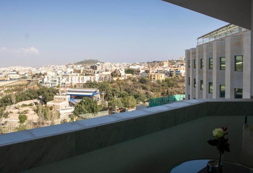 جناح جونيور مطل علي البحيرة, Abha Palace