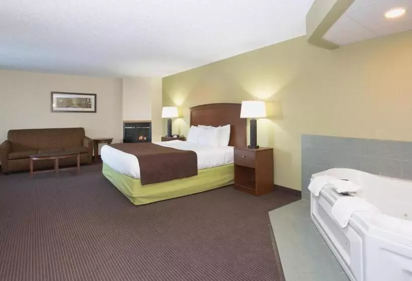 キングサイズベッドのスイートルーム, Cobblestone Hotel & Suites   Wisconsin Rapids