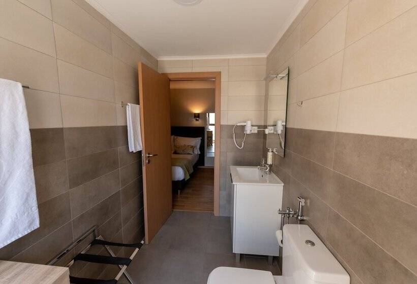 اتاق استاندارد سه نفره, Dinya Lisbon