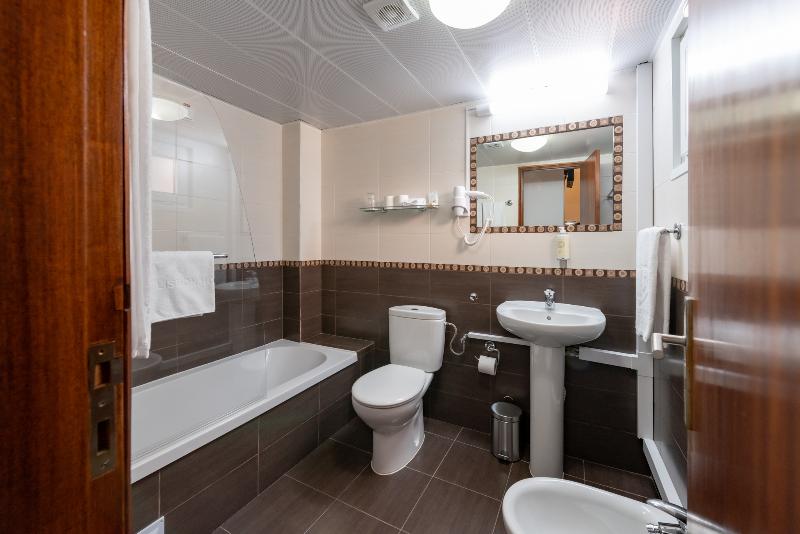 اتاق استاندارد سه نفره, Dinya Lisbon