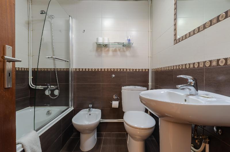 اتاق استاندارد سه نفره, Dinya Lisbon