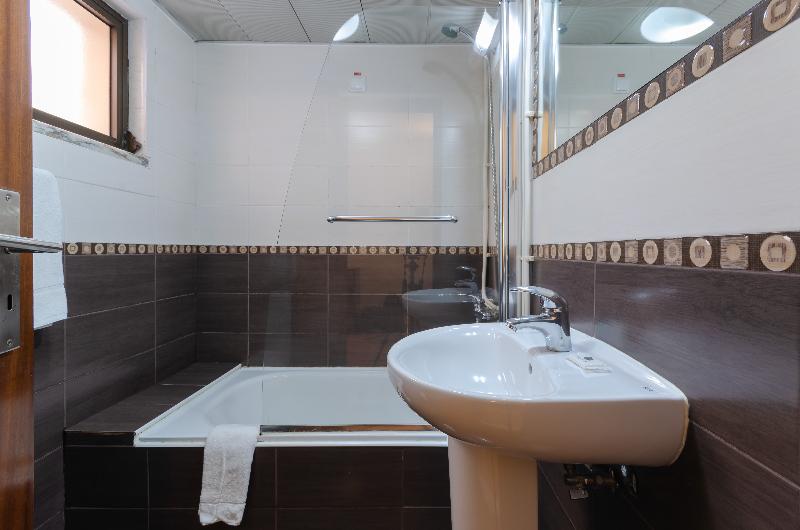 اتاق استاندارد یک نفره, Dinya Lisbon