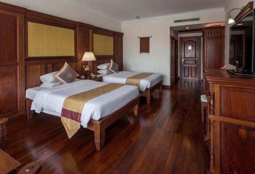 带泳池观景的豪华房, Empress Angkor Resort & Spa