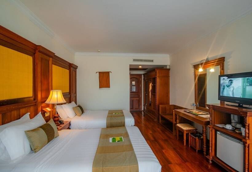 带泳池观景的豪华房, Empress Angkor Resort & Spa