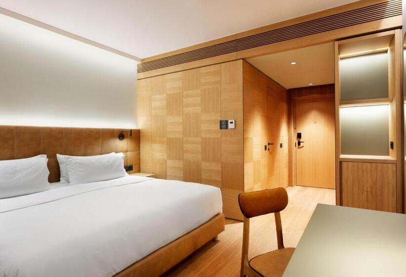 اتاق لوکس با تخت بزرگ, Four Points By Sheraton Ljubljana Mons