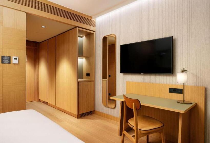 اتاق لوکس با تخت بزرگ, Four Points By Sheraton Ljubljana Mons