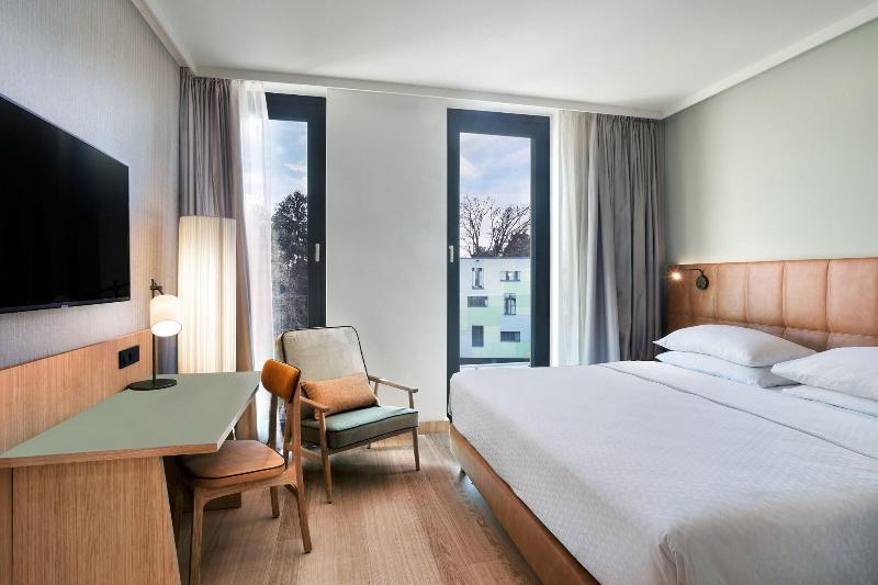 اتاق لوکس با تخت بزرگ, Four Points By Sheraton Ljubljana Mons