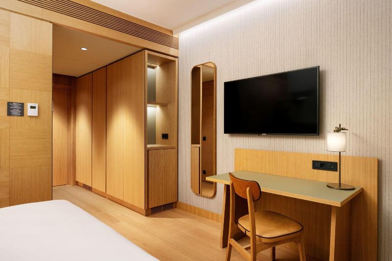 اتاق لوکس با تخت بزرگ, Four Points By Sheraton Ljubljana Mons