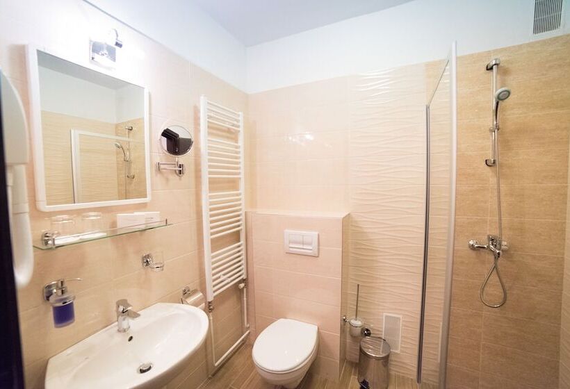 Семейный Номер Вид на Море, Omorika