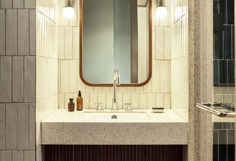 اتاق استاندارد با چشم‌انداز, The Hoxton, Poblenou