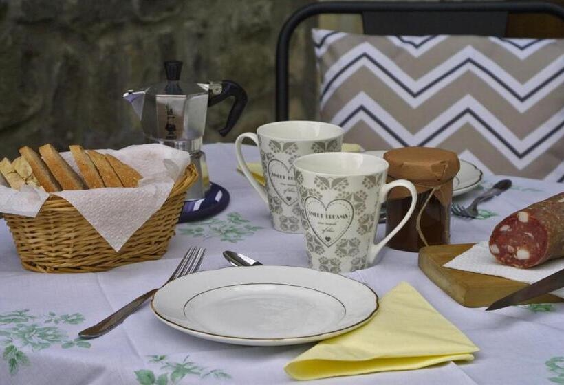 شقة غرفة واحدة, Forni Rosaia