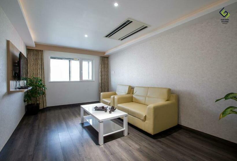 标准间, Saradha Grande
