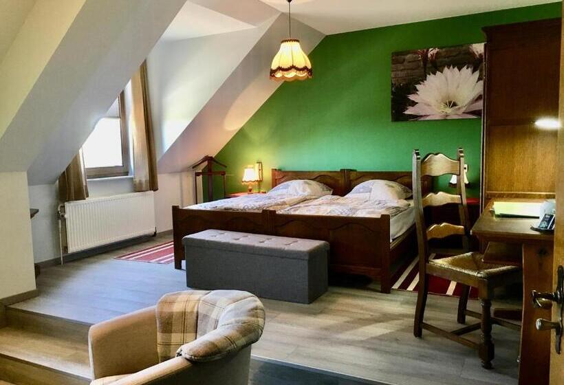 חדר סטנדרט לשלושה, Schröder