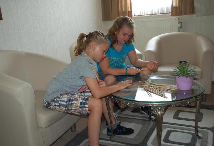 חדר סטנדרט לשלושה, Schröder