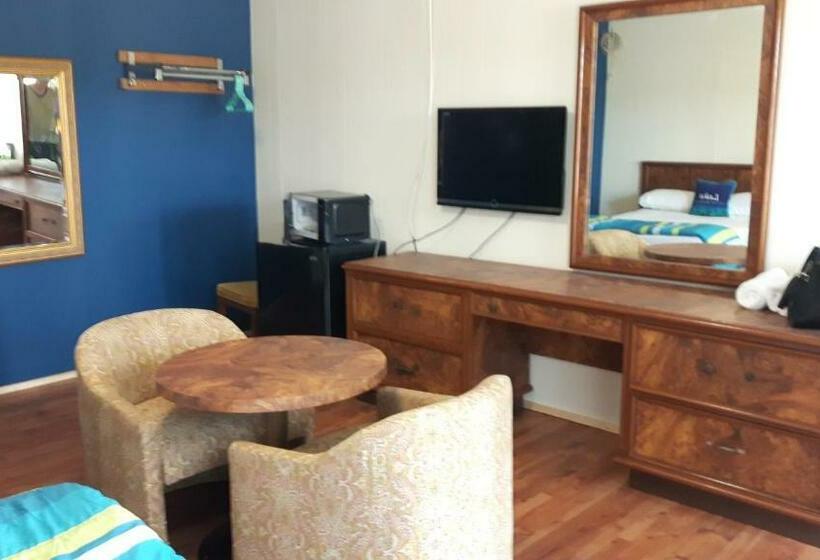 غرفة قياسية رباعية, All Tucked Inn