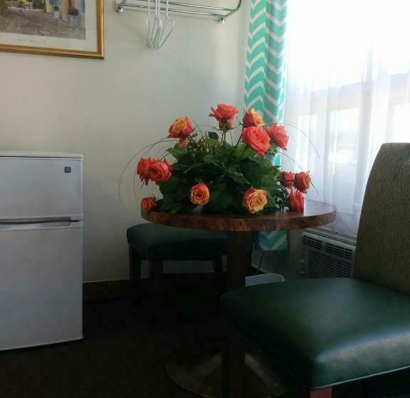 إستوديو ديلوكس, All Tucked Inn