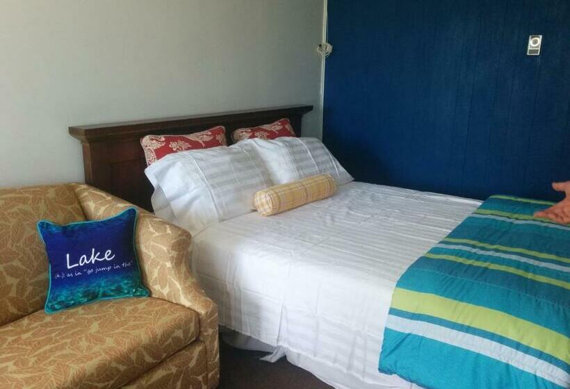 إستوديو ديلوكس, All Tucked Inn