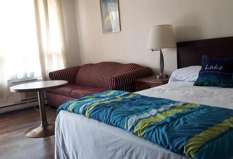 إستوديو ديلوكس, All Tucked Inn