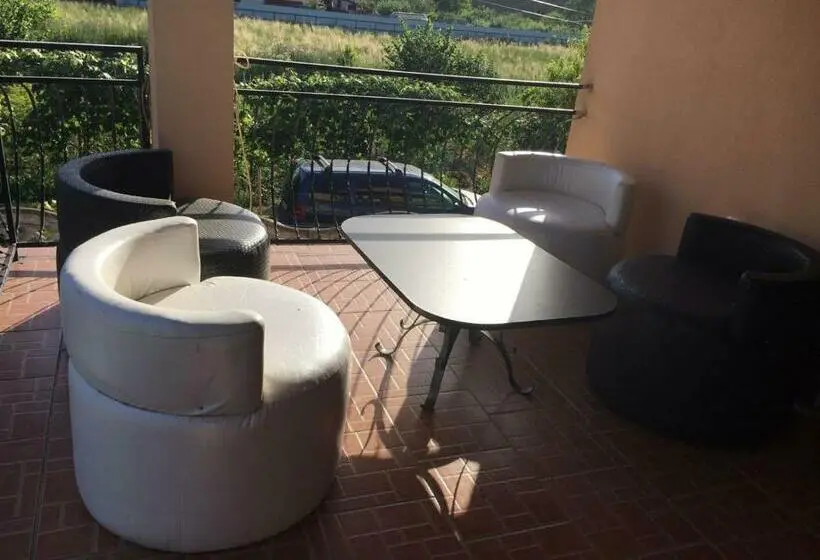 コンフォートトリプルルーム, Casa Lidia și Gogu