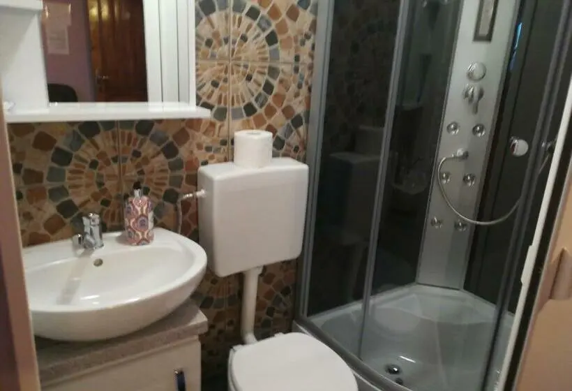 コンフォートトリプルルーム, Casa Lidia și Gogu