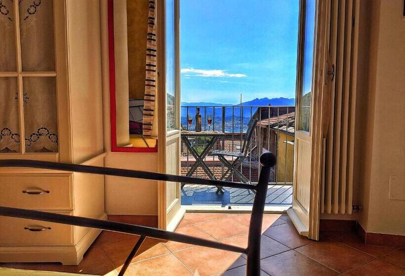 Четырехместный Номер Стандарт с Балконом, Pietra Di Mare