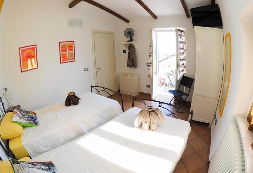 Четырехместный Номер Стандарт с Балконом, Pietra Di Mare