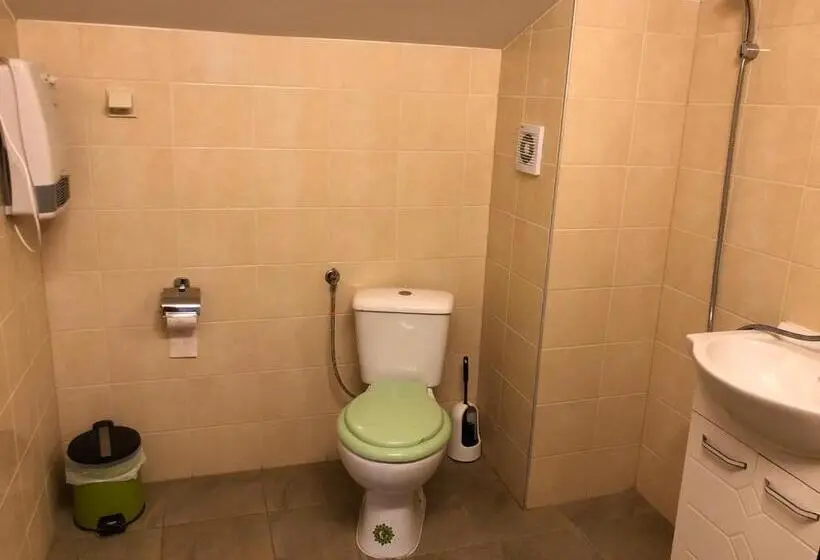 バスルーム共同エコノミー4人部屋, Villa Jerman