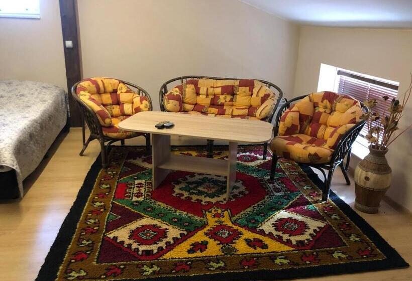 הכלכלה חדר לארבעה עם מקלחת משותפת, Villa Jerman