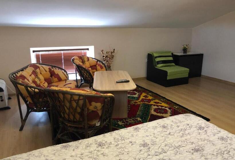 הכלכלה חדר לארבעה עם מקלחת משותפת, Villa Jerman