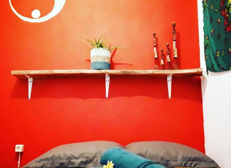 غرفة إقتصادية, L Isola Che..