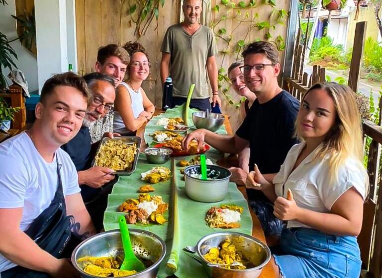 سرير فى غرفة مشتركه, L Isola Che..