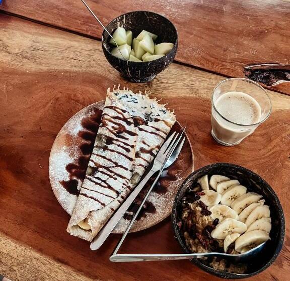 سرير فى غرفة مشتركه, L Isola Che..