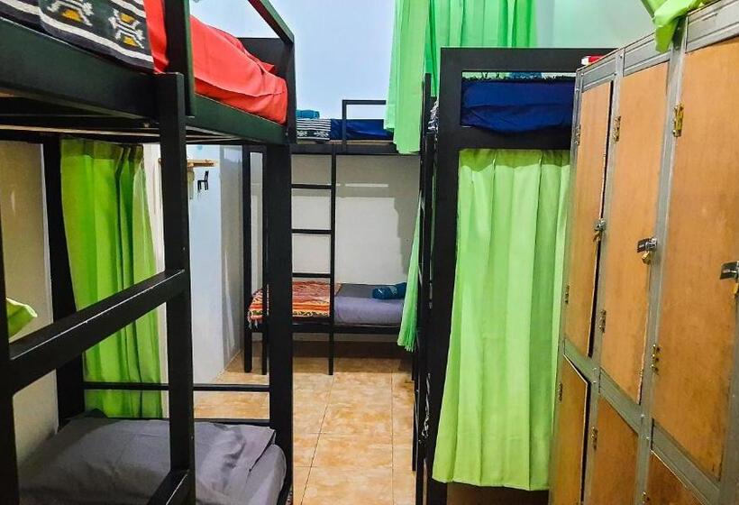 سرير فى غرفة مشتركه, L Isola Che..