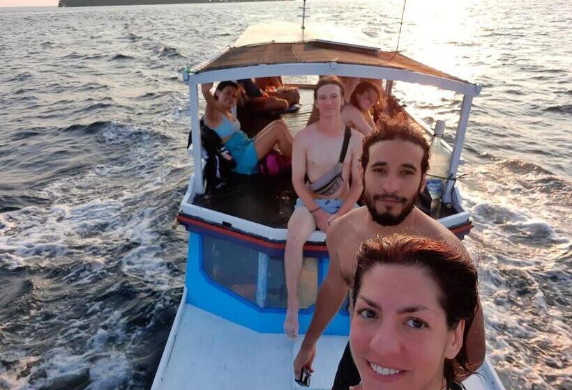 سرير فى غرفة مشتركه, L Isola Che..