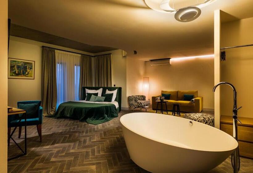 Suit Deluxe, Chateau Copsa Complex