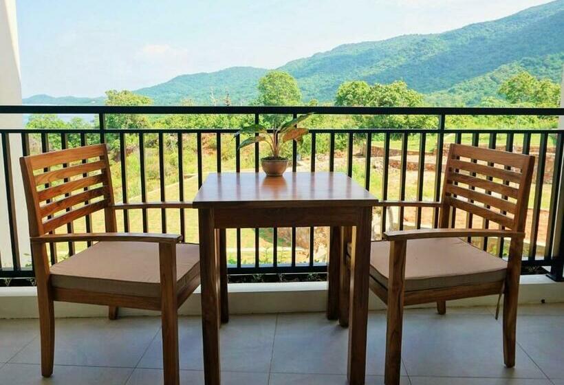 غرفة قياسية, The Happinezz Hills