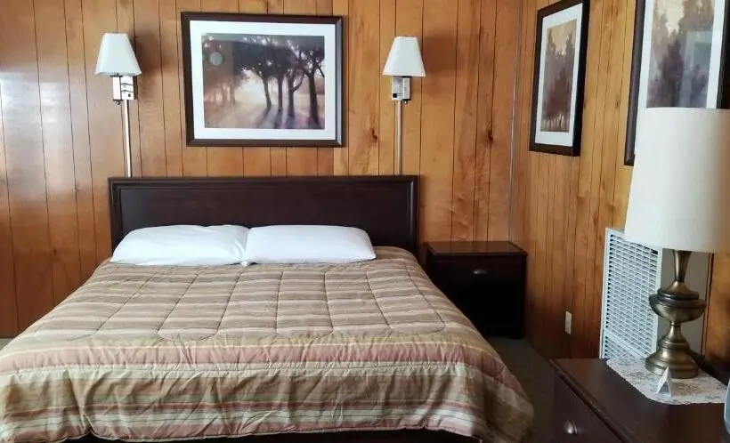 キングサイズベッドのスタンダードルーム, The Whispering Elms Motel