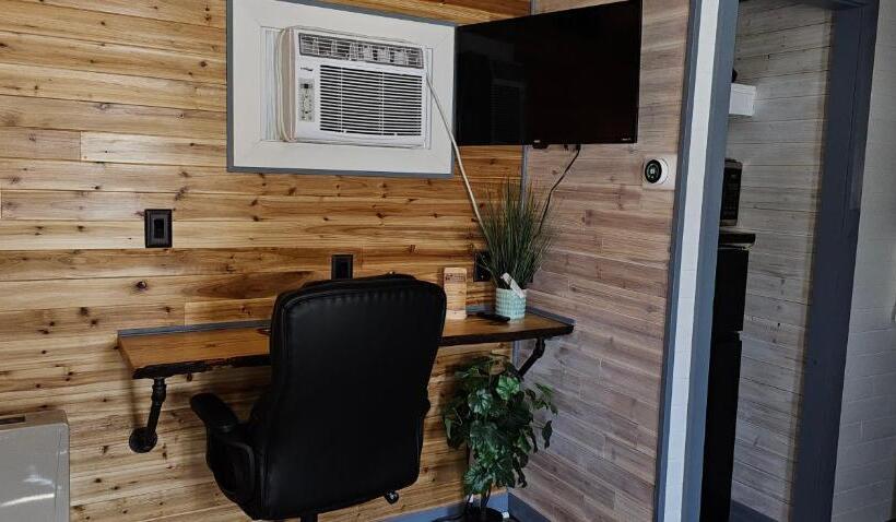 غرفة قياسية, The Whispering Elms Motel