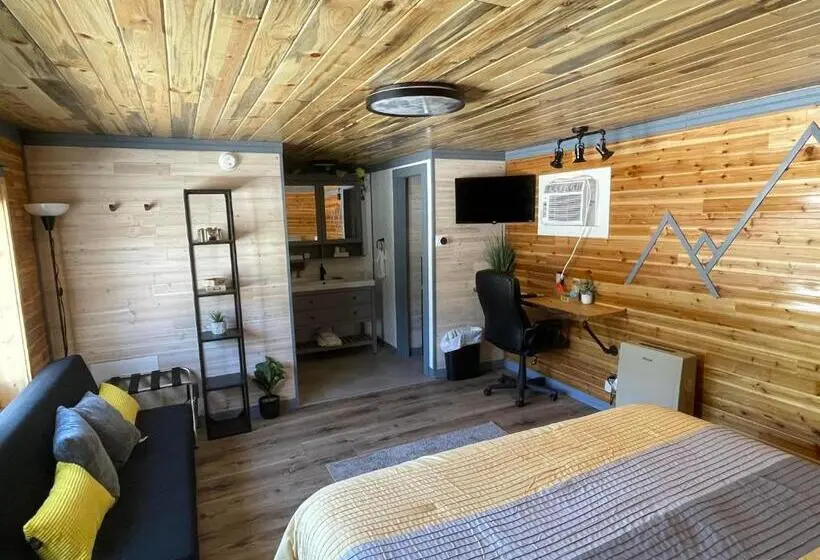 ベーシックトリプルルーム, The Whispering Elms Motel
