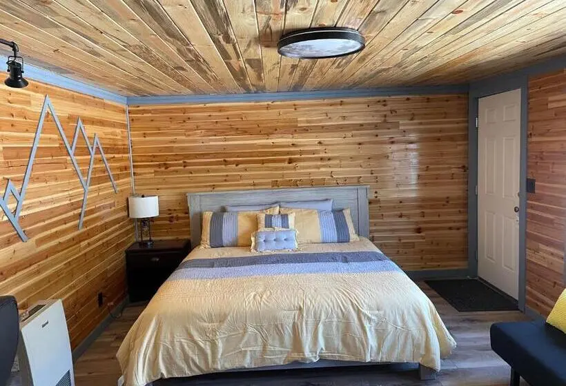 ベーシックトリプルルーム, The Whispering Elms Motel