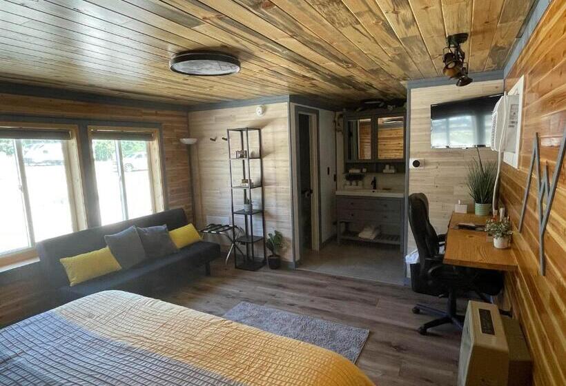 غرفة أساسية ثلاثية, The Whispering Elms Motel