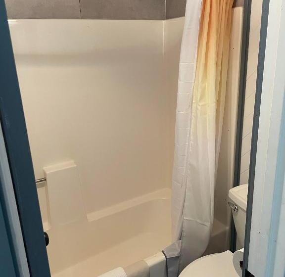 غرفة أساسية ثلاثية, The Whispering Elms Motel