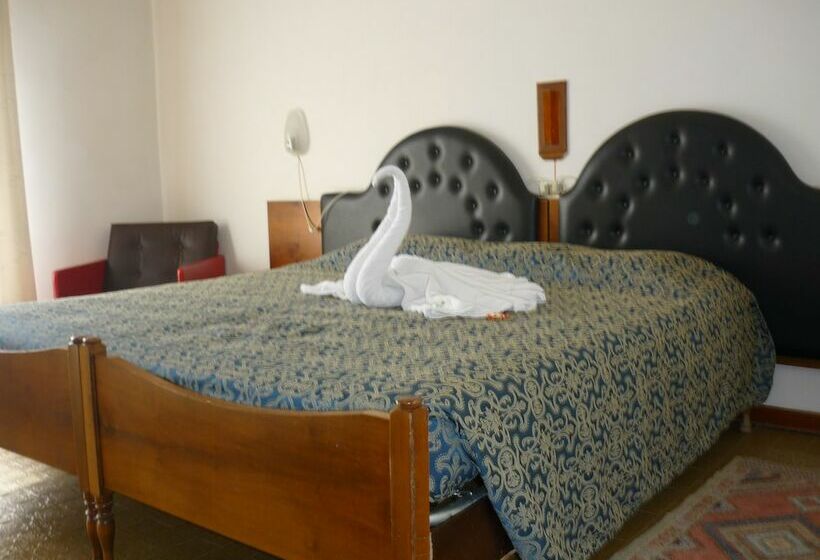 חדר משפחתי, Farnese