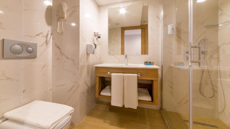 غرفة قياسية, Ada Julian Marmaris