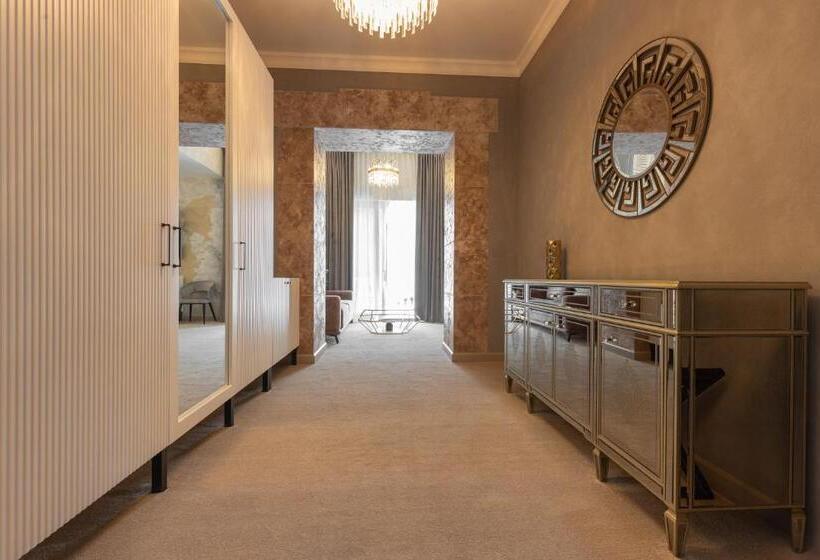 سوییت, Arcadia Plaza