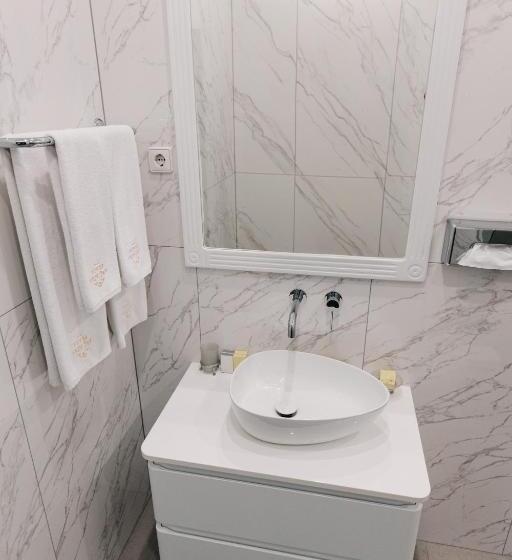 سوییت جونیور, Arcadia Plaza