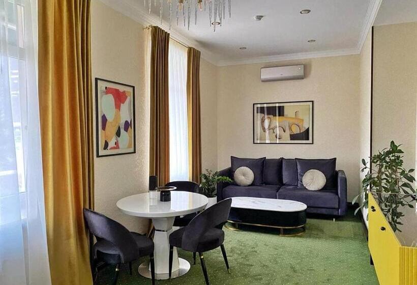 سوییت, Arcadia Plaza