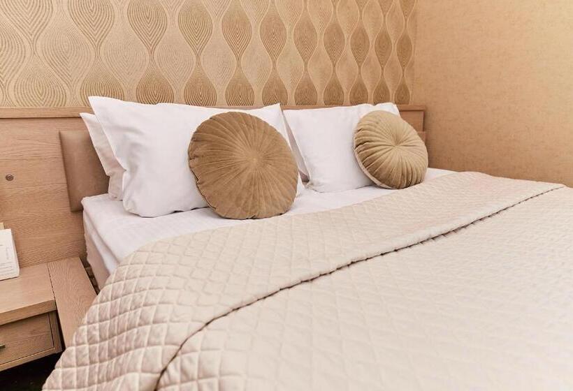 سوییت جونیور, Arcadia Plaza