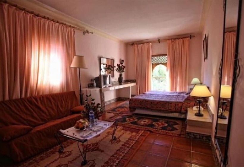 חדר סטנדרט לשלושה, Club Hanane